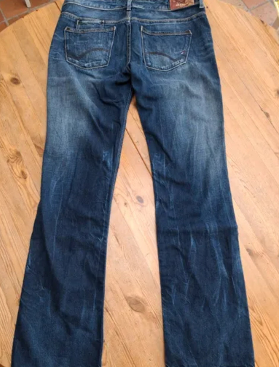 Tommy Hilfiger für Herren in ausgewaschenem Blau. Ein zeitloser Klassiker, der zu jedem Stil passt!