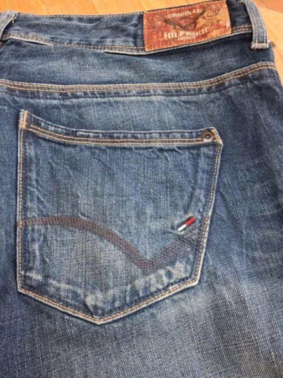 Tommy Hilfiger für Herren in ausgewaschenem Blau. Ein zeitloser Klassiker, der zu jedem Stil passt!