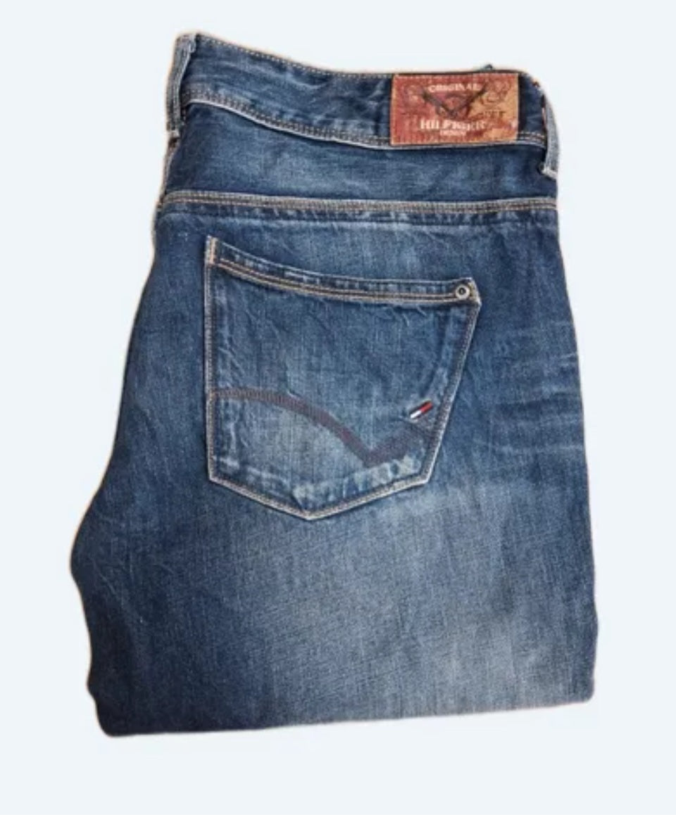 Tommy Hilfiger für Herren in ausgewaschenem Blau. Ein zeitloser Klassiker, der zu jedem Stil passt!