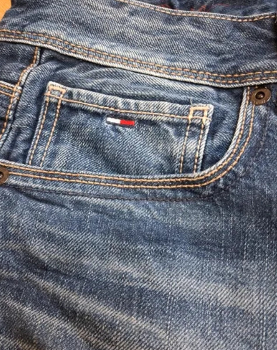 Tommy Hilfiger für Herren in ausgewaschenem Blau. Ein zeitloser Klassiker, der zu jedem Stil passt!